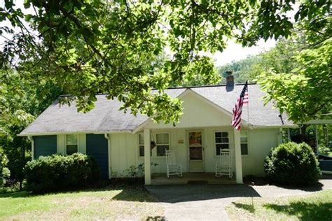 This home was built in 1979 and last sold on 2023-10-31 for 212,000. . Zillow franklin nc